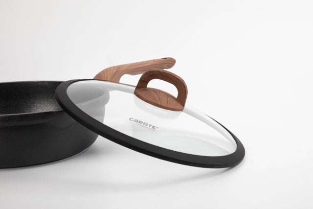 Hochrandpfanne '90s Wood von CAROTE® aus Aluguss mit Glasdeckel und Holzmaserung-Griff.