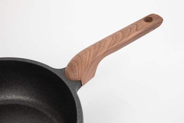 Hochrandpfanne aus Aluguss mit Holzmaserung-Griff, CAROTE® 90s Wood-Serie.