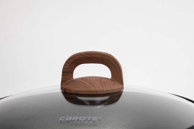 Hochrandpfanne CAROTE® 90s Wood mit Glasdeckel und Holzgriff.