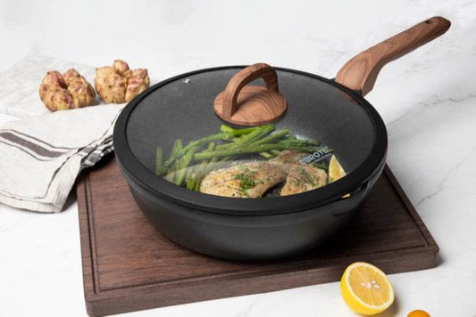 Hochrandpfanne aus Aluguss aus der Serie 90s von Carote®