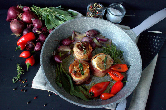 Edition 1 - die Universalpfanne aus Aluguss, ideal für alle Herdarten, mit Soft-Touch-Stiel und hitzebeständig bis 160°C, enthält Speisen und frische Zutaten.