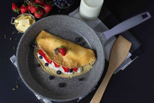 Edition 1 - die Universalpfanne aus Aluguss, gefüllt mit einem dekorativen Crepe und frischen Beeren.