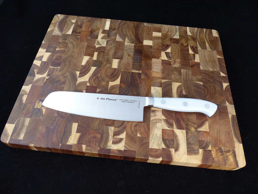 Universalkochmesser Edition 7 auf Holzbretter-Hintergrund.