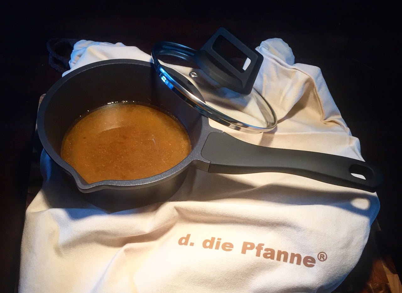 Saucenpfännchen aus Aluguss mit Glasdeckel und Soft-Touch-Stiel, 16 cm, auf Stofftuch von "d. die Pfanne".