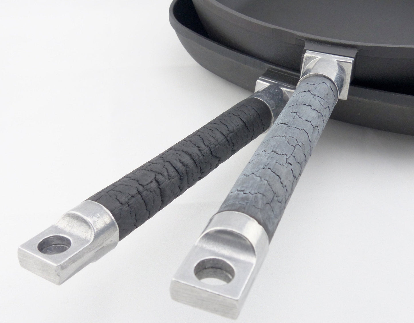 PUREiron Gusseisenpfanne mit abnehmbaren FlameWood-Stielen in Kohleschwarz und Ascheoptik.