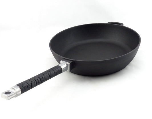 PUREiron - die Bratpfanne aus purem Gusseisen: Gusseisen-Bratpfanne PUREiron mit abnehmbarem FlameWood-Stiel.