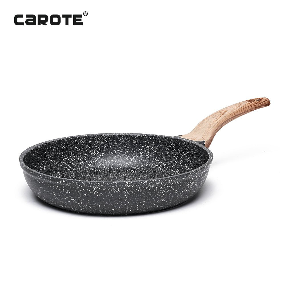Minipfanne aus Aluguss mit Glasdeckel und Holzoptik-Griff von Carote, geeignet für Induktion.