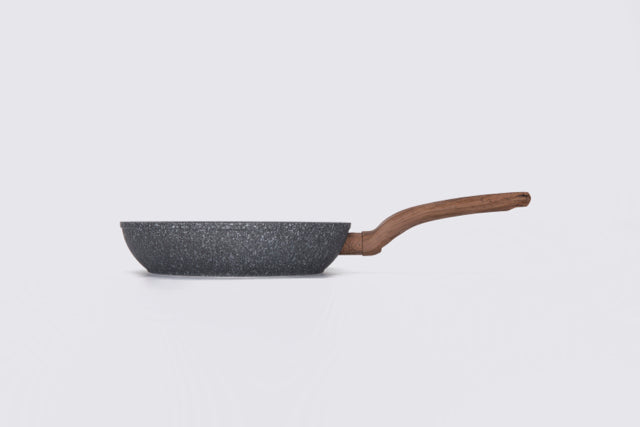 freigestellte Seitenansicht der 20 cm Pfanne der Serie Air von Carote