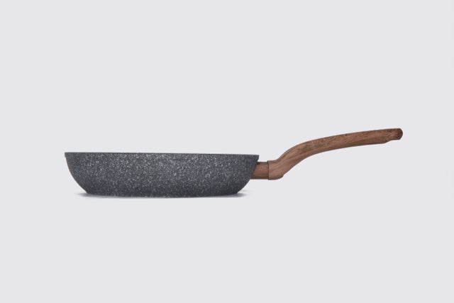 Seitenansicht der 24 cm Pfanne der Serie Air von Carote (freigestellt)