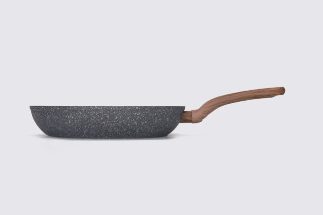 Seitenansicht der 28 cm Pfanne der Serie Air von Carote (freigestellt)