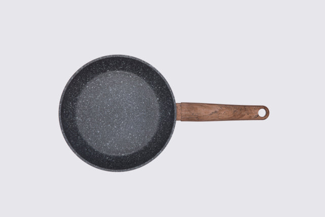 Draufsicht auf 20 cm Pfanne der Serie Air von Carote freigestellt