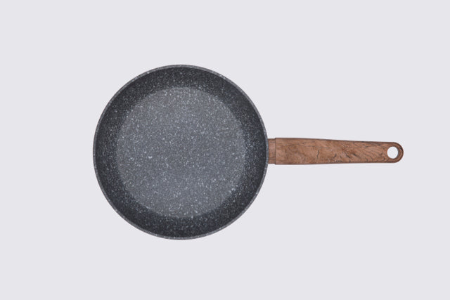 Draufsicht auf 24 cm Pfanne der Serie Air von Carote (freigestellt)