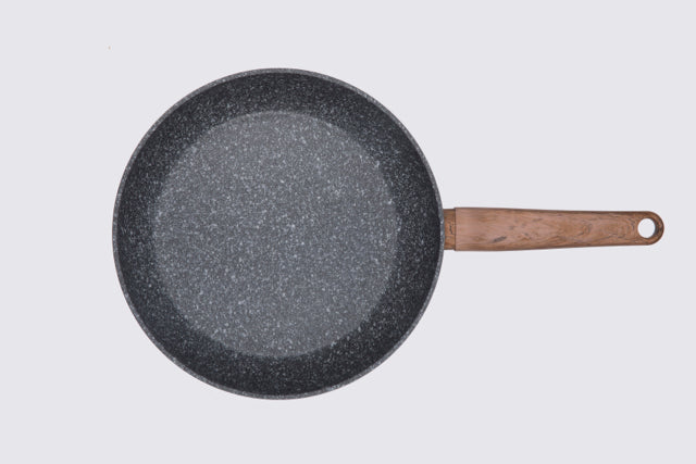 Draufsicht auf 28 cm Pfanne der Serie Air von Carote, freigestellt.
