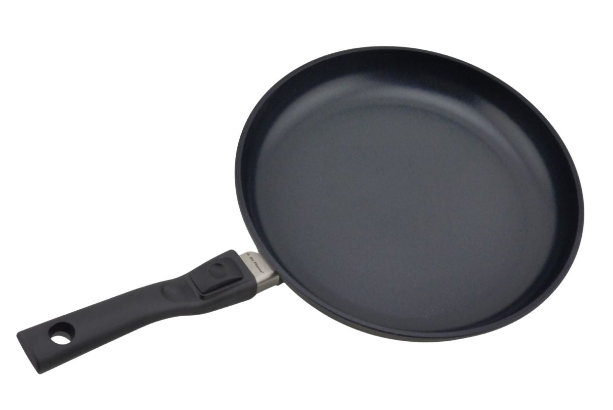 Flache Aluguss-Pfanne mit abnehmbarem Stiel und Antihaftbeschichtung.