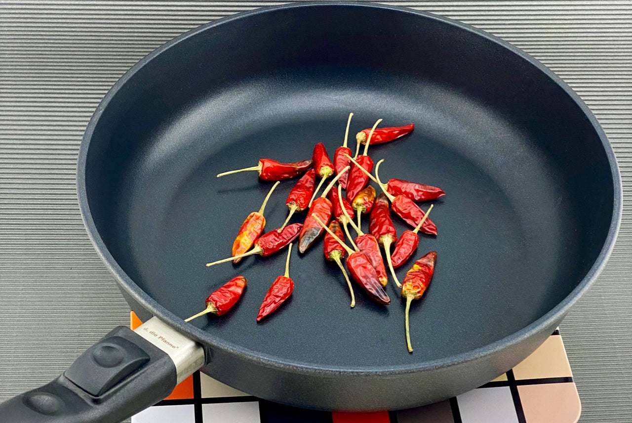 Tiefe Aluguss-Pfanne Edition 13 mit abnehmbarem Stiel, rote Chilischoten innen.