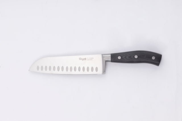 Santokumesser mit Kullenschliff der Serie Elegant von Carote mit schwarzem 3-Nieten-Griff aus Micarta auf weißem Hintergrund.