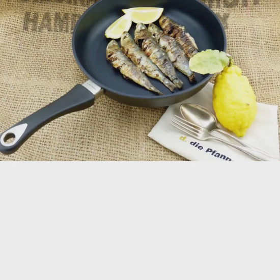 Kurzvideo der Alugusspfanne Edition 13: Zitronensaft wird über Fisch gepresst