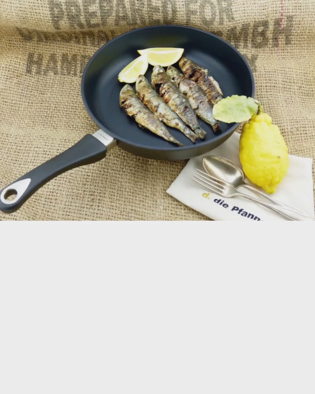 Kurzvideo der Alugusspfanne Edition 13: Zitronensaft wird über Fisch gepresst
