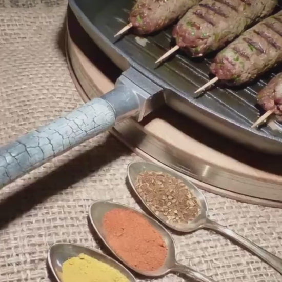 Youtube-Short von Gusseisengrillpfanne PUREiron beim Braten von Köfte
