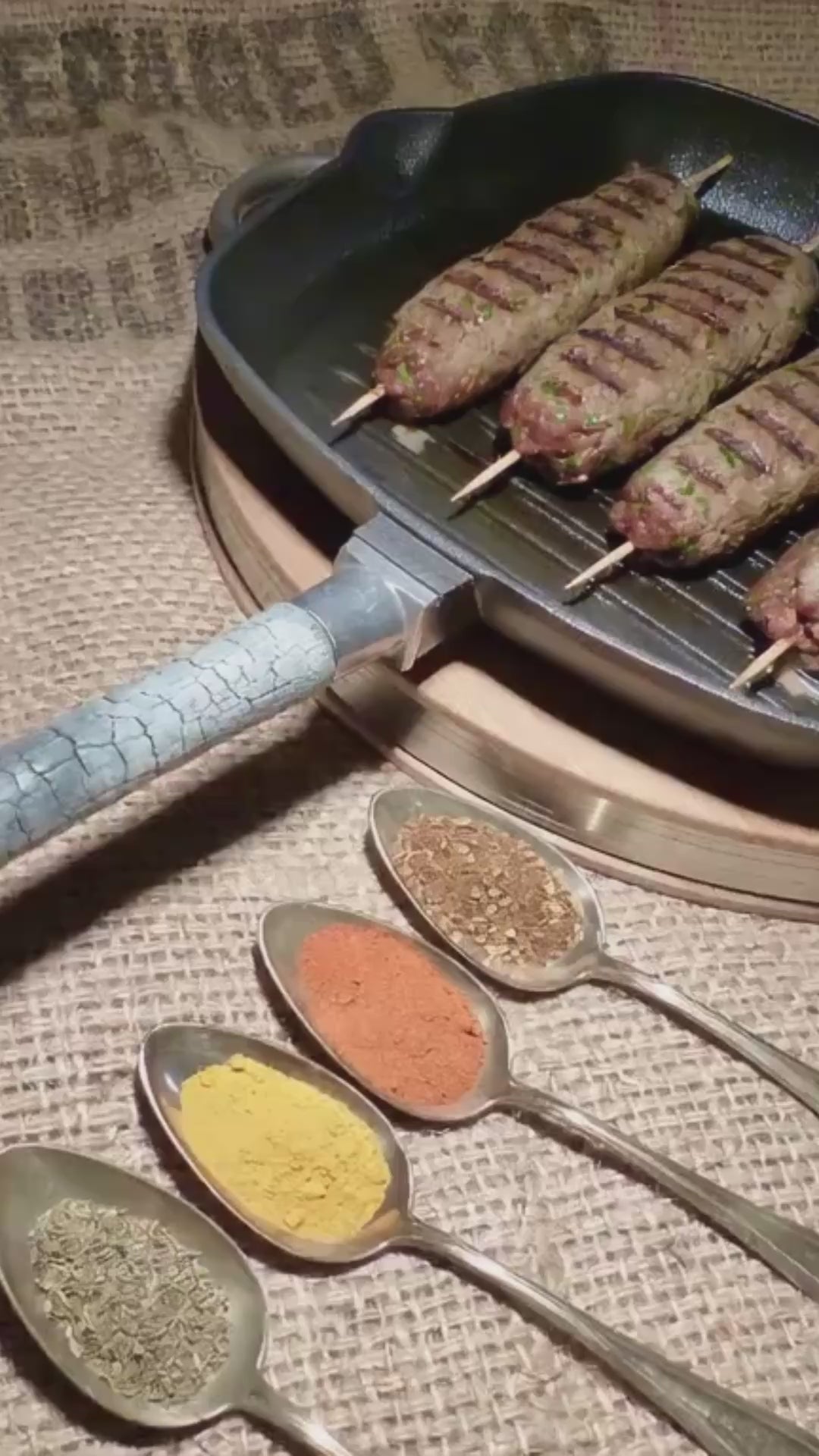Youtube-Short von Gusseisengrillpfanne PUREiron beim Braten von Köfte