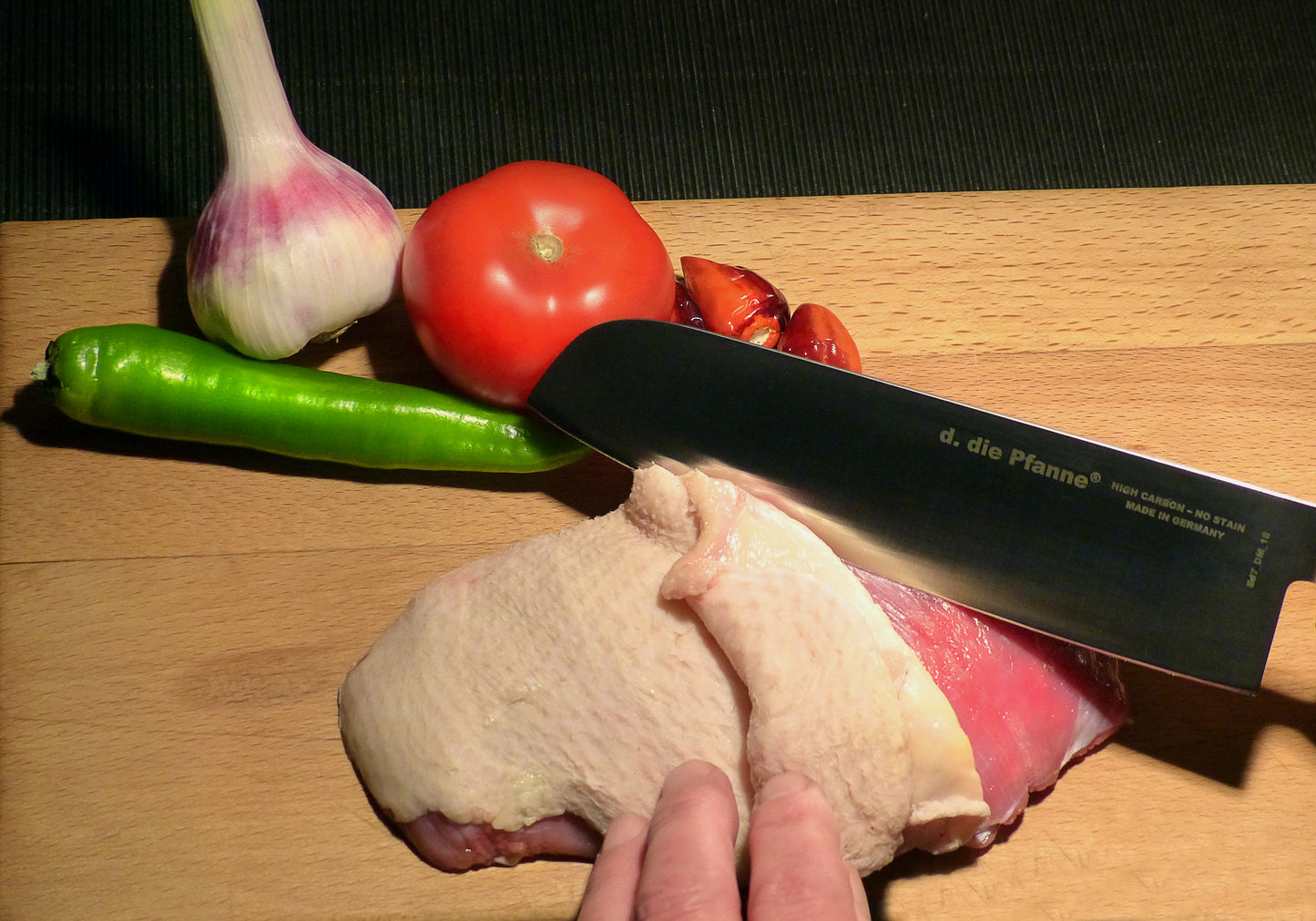 Kochmesser Edition 7 von d. die Pfanne® häutet Geflügelbrust. 
