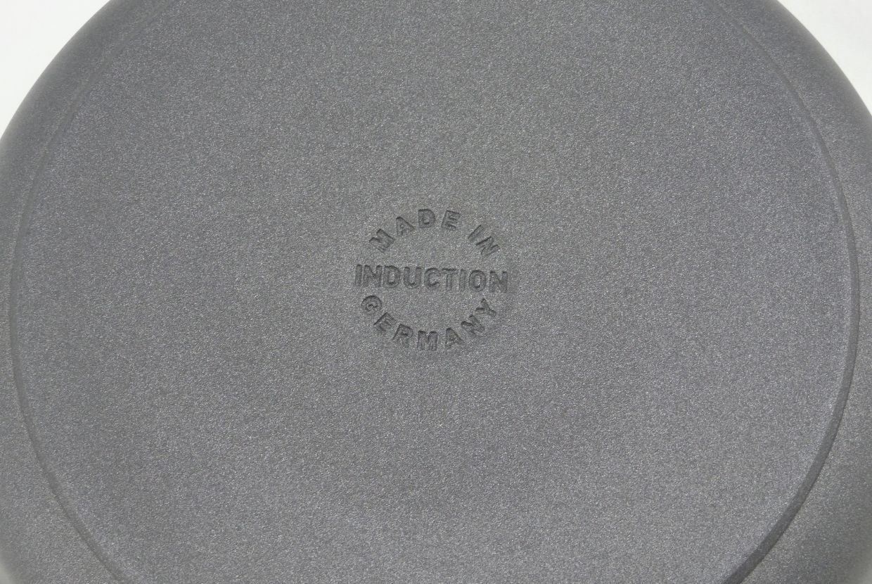 Detailaufnahme des Bodens der Edition 13: Der unabgedrehte Induktionsboden trägt als Bodenstempel 'Induction' und 'Made in Germany'.