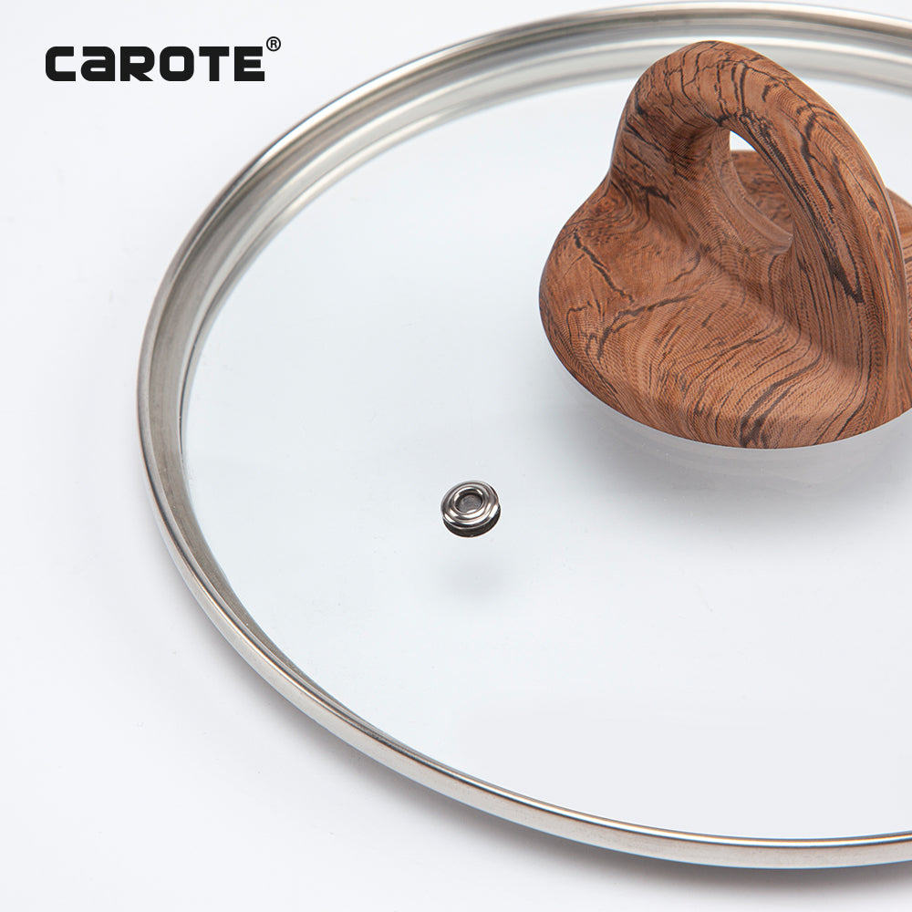 Detailansicht des Glasdeckels der Serie Air: oben links das Logo CAROTE®, darunter der Deckel mit Edelstahlrand, Edelstahl-Belüftungsloch für Dampfaustritt und ein Soft-Touch-Henkelknopf mit Druck in Holzoptik. 