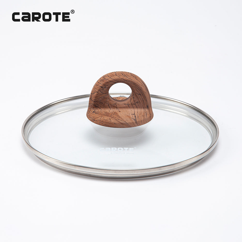 Glasdeckel der Serie Air von Carote in freigestellter Seitenansicht: Man sieht deutlich das Design des braun gemaserten Soft-Touch-Henkelknaufs 