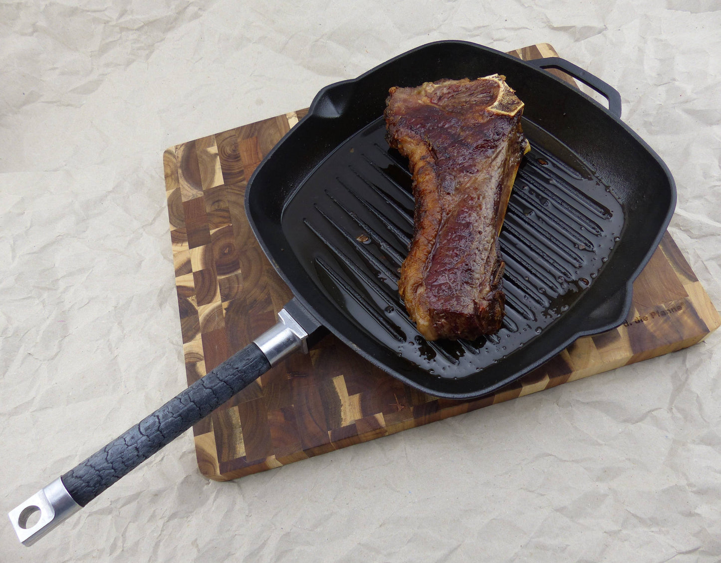 PUREiron Grillpfanne aus Gusseisen mit abnehmbarem FlameWood Stiel und gegrilltem Steak